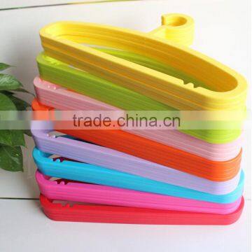 Cheap Colorful Anti-slip Plastic Clothes Hanger Wholesale