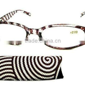 Cheap reading glasses for men in black and white pattern