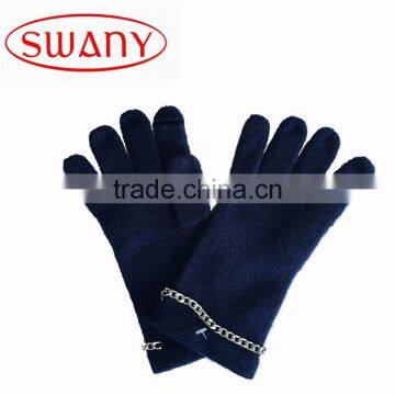 SOLID SNUG GLOVE WITH FASHION CHAIN