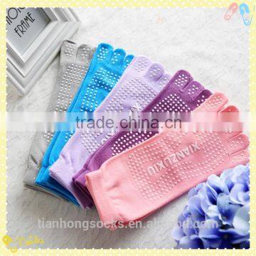 2015 hot selling Custom design women five toe yoga socks