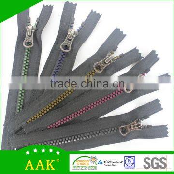 New design 5# plastic rainbow teeth close end zipper with auto lock