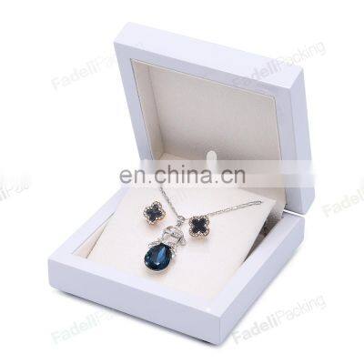 New arrival hot selling wooden jewelry box custom logo pendant earring box