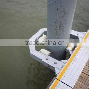 Floating dock used pile guides device