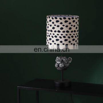 Elegant Nordic Style Luxury Silver Resin Craft Gifts Desk Light Bedroom Bedside Table Lamp photo-4