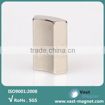 Sintered neodymium arc permanent magnets