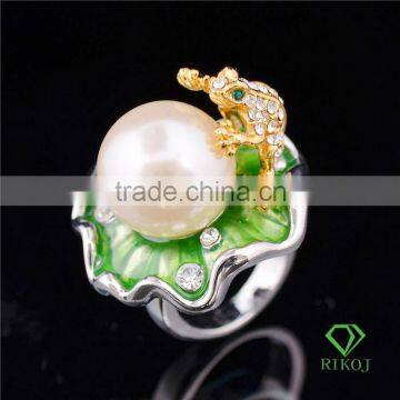 vivid frog with 15mm pearl on lotus 18k gold crystal rings