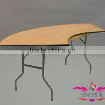 Serpentine banquet folding table