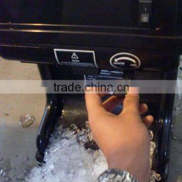 Ice crushing machine