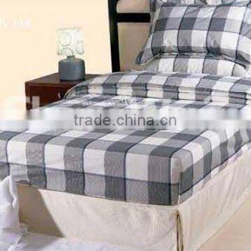 Bed linen set with check design