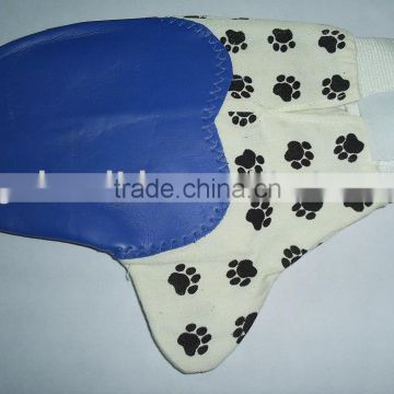 Pet grooming glove