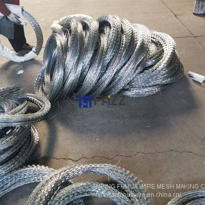 Galvanized Razor Barbed Wire Type BTO-22 Outer Diameter 700mm Color Bright Finish