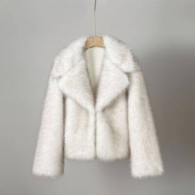 Abrigo corto de falso pelaje de moda 2025 con cuello abotonado para mujeres, elegante y respetuoso con el medio ambiente