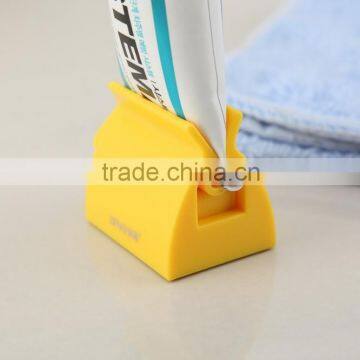 D670 Hot selling Washing room accessories toothbrushing combo with toothpaste squeezer