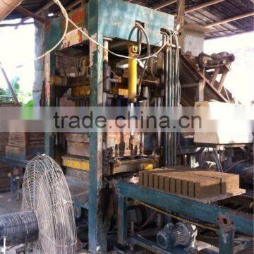 Interlocking concrete block machine