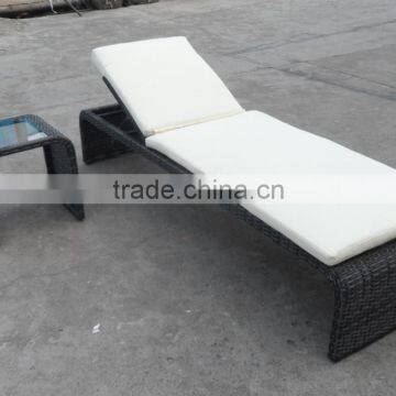 PE Rattan single sun chaise lounger with end table