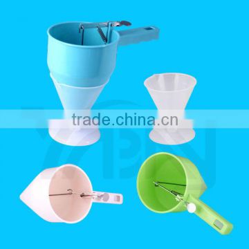 Plastic flexible cream funnel with handle