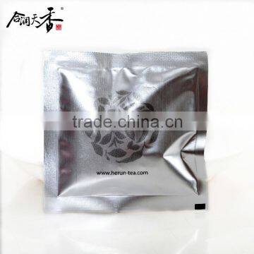 blending yunnan dried rose petals flavoured tea bag
