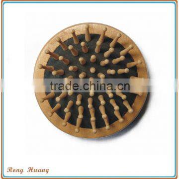 Round hair brush with spray pump