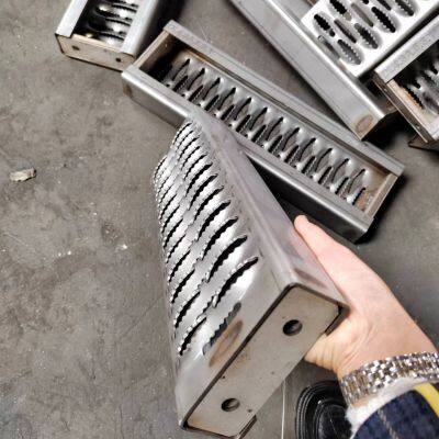 Galvanized Stainless Steel Corrosion-resistant Alligator Mouth and Fish Eye Round Hole Anti-slip Plate Perforating and Cutting Operation Platform photo-2