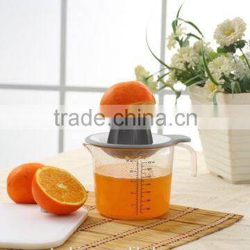 2016 New Design Hand Juicer Plastic Fruit Squeezer Orange Juicer Juice Squeezer with Measuring Storage Cup