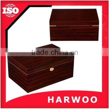 Classical wood Panetela box with a piano lacquer surface