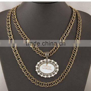 China Latest Fashion Simple Resin and Crystal Alloy Double Layered Chain Oval Pendnat Necklace in Stock photo-2