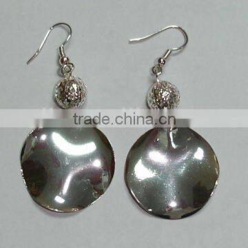 Fashion earring with round metal pendant