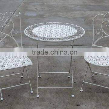 Folding cream table and chairs