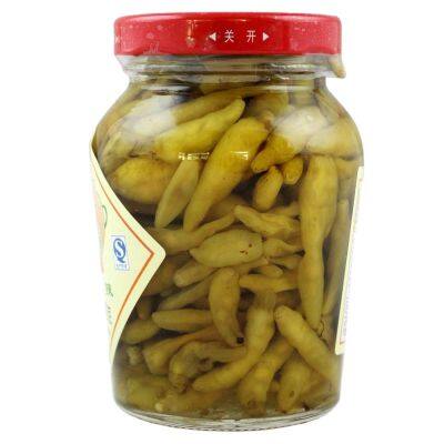 Fábrica de máquinas de embalagem em potes e latas para a fabricação de conservas de legumes, pepinos, cenoura e pimentões picantes. Linha de produção de conservas