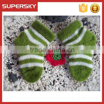 V-101 Customized stripe pretty anti-slip knitted crochet baby socks in green with white