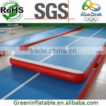 Inflatable tumbling mattress for gymnastics