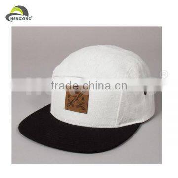 2014 Fashion White And Black 5 Panel Hat With Embossed Leather Label