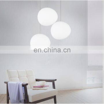 Неправильно-формованная случайно-расположенная круглая люстра с подвесками в виде матовых белых стеклянных пузырьков photo-3