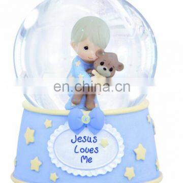 new design resin snow globe with baby and bear statues for birthday gift