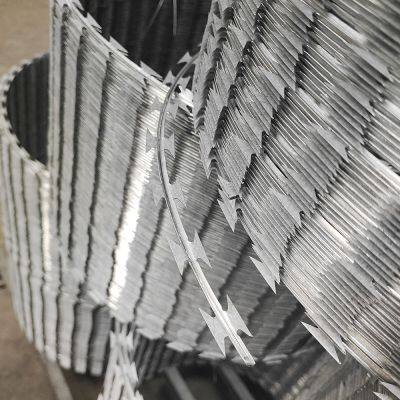 Bobina de arame farpado com lâminas cortantes em cruz de arame de ferro galvanizado para cercas e construção