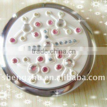 symmetrical pattern foldable pocket mirror