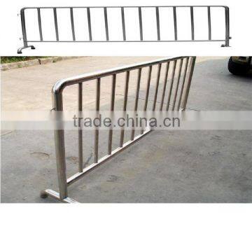 Removable mojo road safety barrier with wheel
