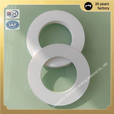 Белая прокладка из ПТФЭ для фланцевого уплотнения, устойчивая к высоким давлениям и коррозии.