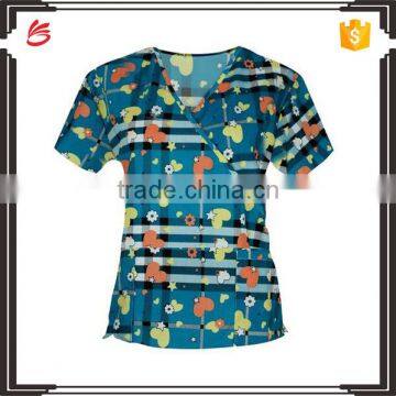 New Design Printed Mock Wrap Scrubs Wholesale of Y-Neck with Two Lower Pockets