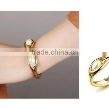 New Products 2016 Innovative Design Women Jewelry Expandable Gold Bangle Claw Bracelet With Pearl