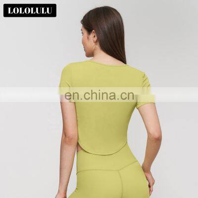Hollow Shoulder Short Sleeve Sports Shirts With Fixed Cups Custom U Hem Fitness Yoga Wear Tops