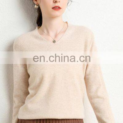 Модельная вязаная женская свитерка с воротником V из касмирного репина photo-5