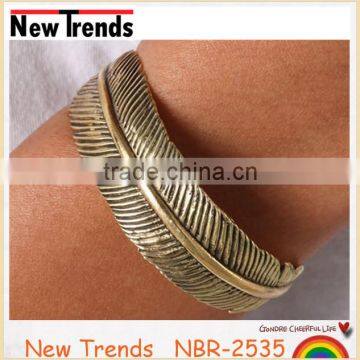 New design antique gold wide leaf shape cuff bracelet design for women