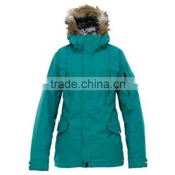 heavyweight woman wear insulated snowboard clothing