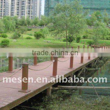 Floating dock decking floor