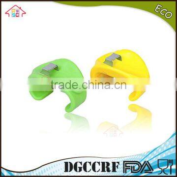 NBRSC Over 10 Years Experience Plastic Easy and Convenient Kitchen Tools Mini Handhold Corn Stripper photo-2