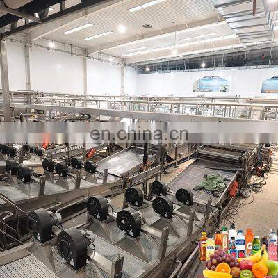 Полный производственный комплекс по производству фруктовых соков. Промышленное оборудование для заправки бутылок с яблочным соковым напитком. photo-4