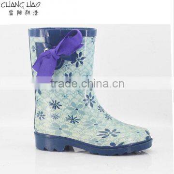 Natural Rubber rain boot women fashion boot white ground has flower peinted with purple bow