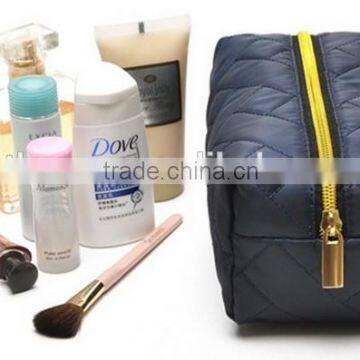 2016 Fashion Satin Quilting Toiletry Bag With Gold Zip for Man photo-6
