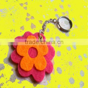 Felt keychain with flower shape